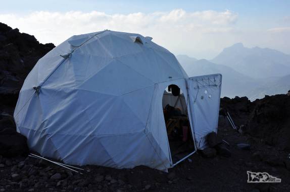 A nossa tenda cozinha, no campo base instalado nas encostas do vulcão Lanín, a 2.300 metros de altitude, na região de Junín de Los Andes, na Argentina